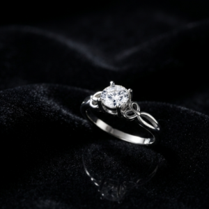 Tavielle silver ring featuring a round brilliant-cut center crystal set within a bowknot motif adjustable band